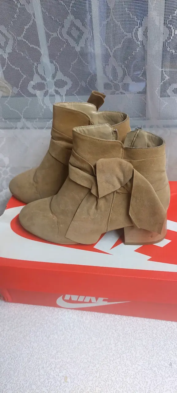 Botines de gamuza color beige - 2