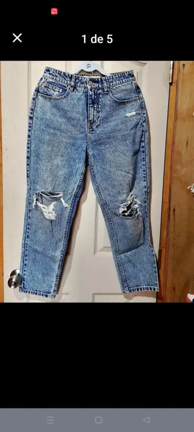Jeans de mezclilla desgastados para mujer - miniatura 1