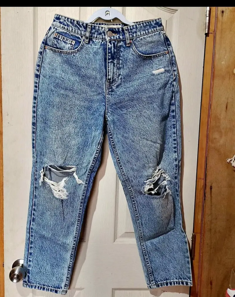 Jeans de mezclilla desgastados para mujer - 2