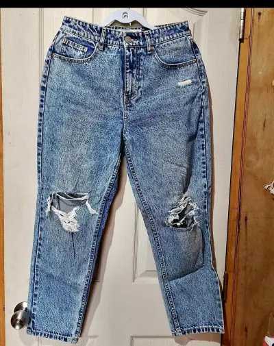Jeans de mezclilla desgastados para mujer - miniatura 2