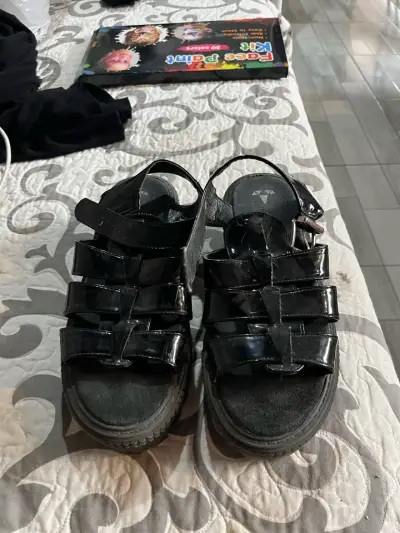 Sandalias negras de charol con tiras - miniatura 1