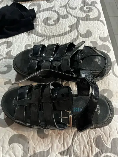 Sandalias negras de charol con tiras - miniatura 3