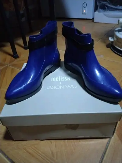 Botines de goma azul con hebilla - miniatura 3