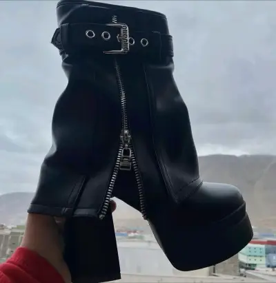Botines negros con plataforma y cierre - miniatura 1