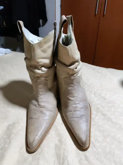 Botines de cuero beige en buen estado - miniatura 1