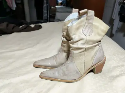 Botines de cuero beige en buen estado - miniatura 2