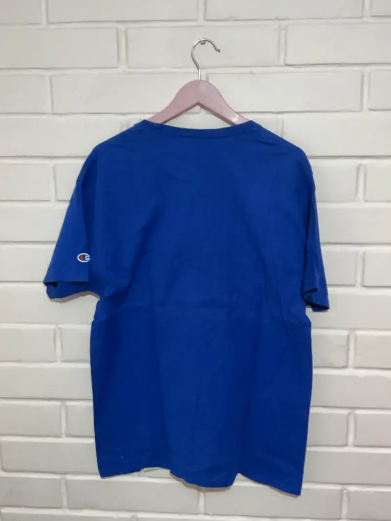 Polera azul Champion con logo estampado - 2
