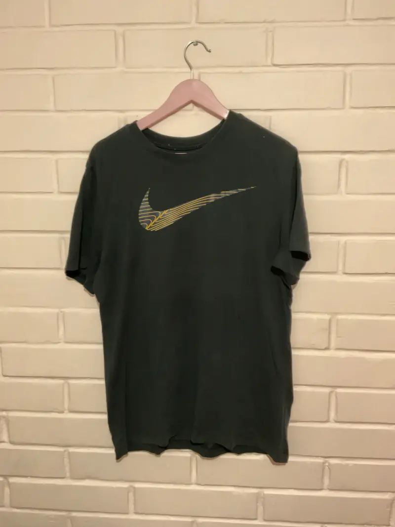 Polera Nike negra con logo amarillo