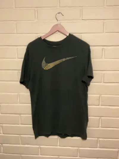 Polera Nike negra con logo amarillo - miniatura 1