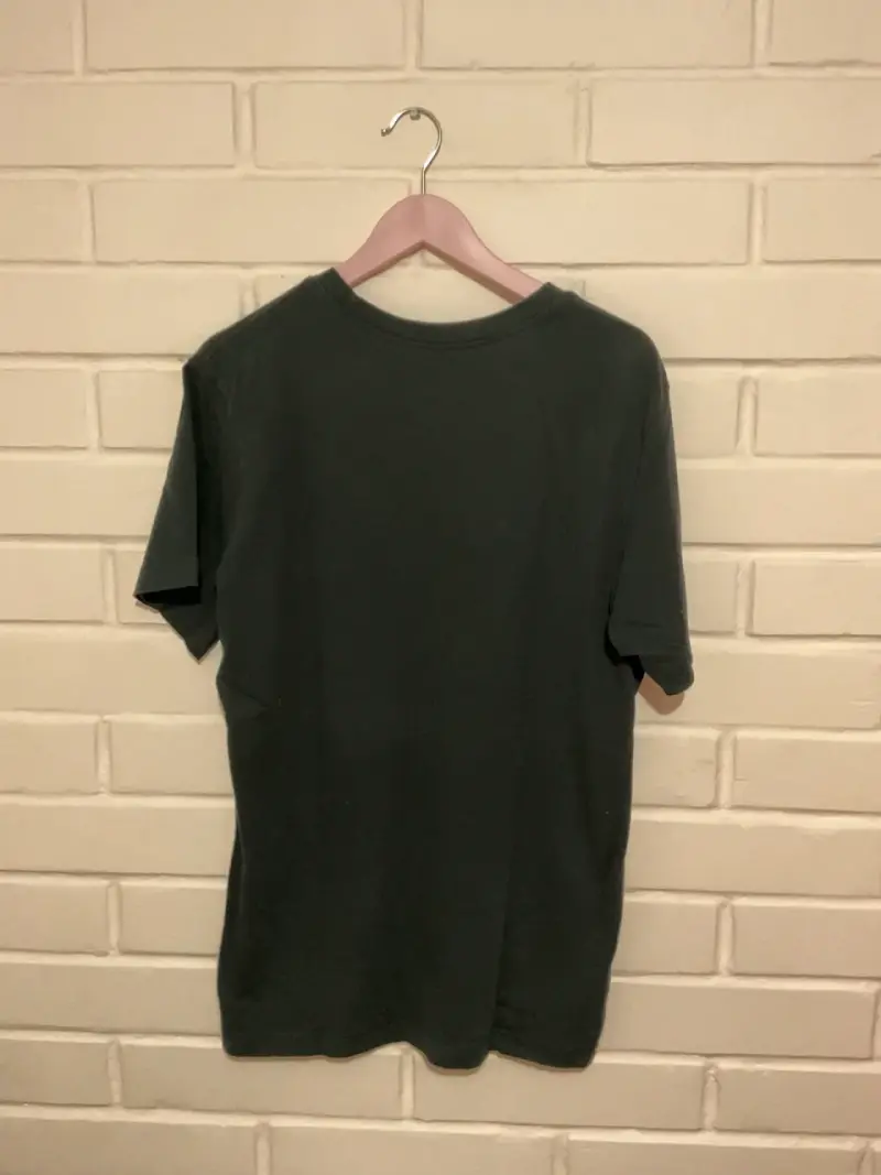 Polera Nike negra con logo amarillo - 2