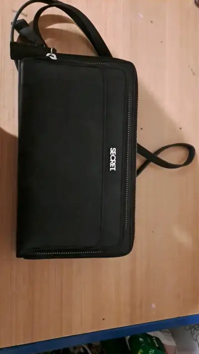 Cartera negra Secret con correa ajustable - miniatura 1