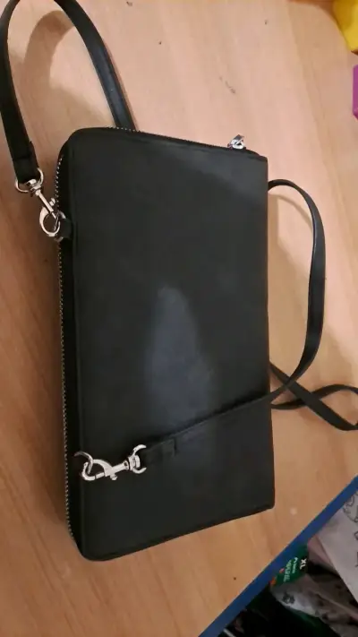 Cartera negra Secret con correa ajustable - miniatura 2