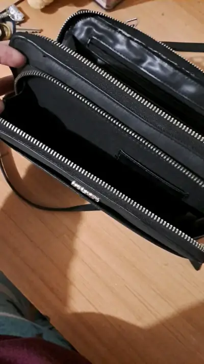 Cartera negra Secret con correa ajustable - miniatura 5