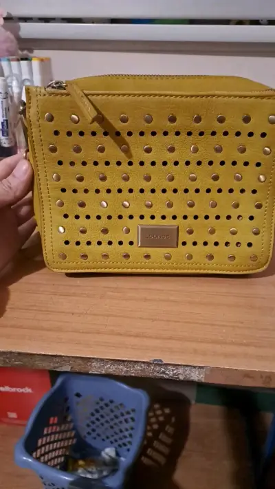 Cartera amarilla con diseño perforado - miniatura 1