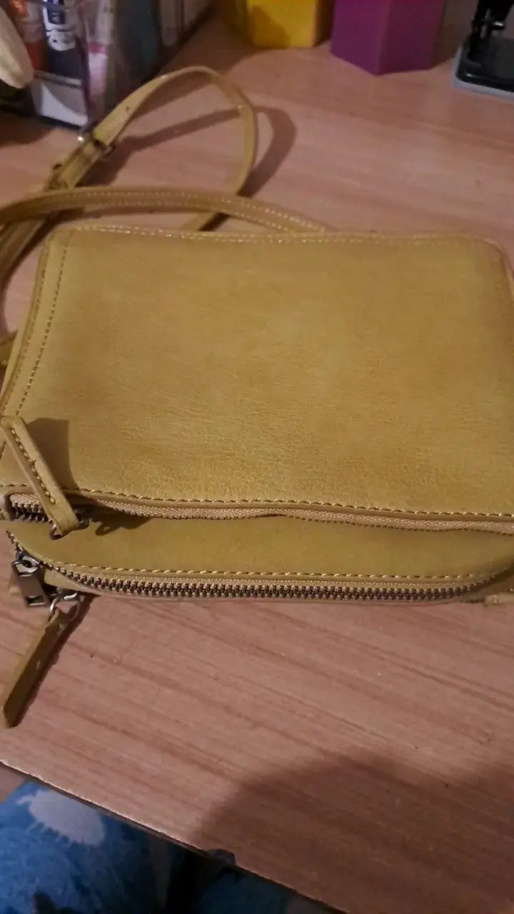 Cartera amarilla con diseño perforado - 2