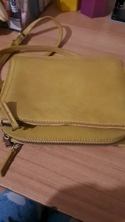 Cartera amarilla con diseño perforado - miniatura 2