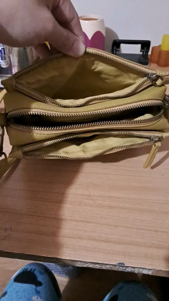 Cartera amarilla con diseño perforado - 3