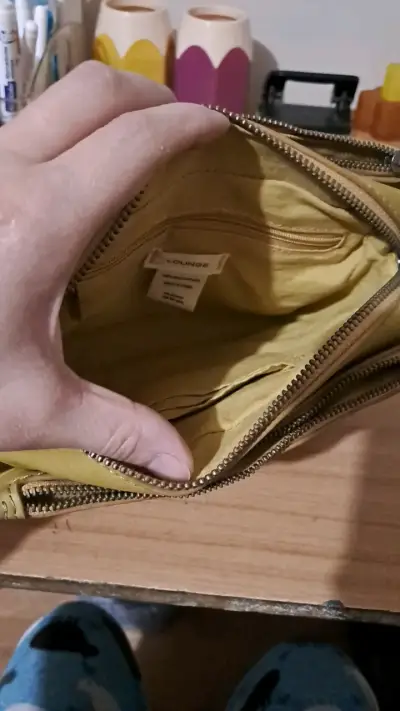Cartera amarilla con diseño perforado - miniatura 4