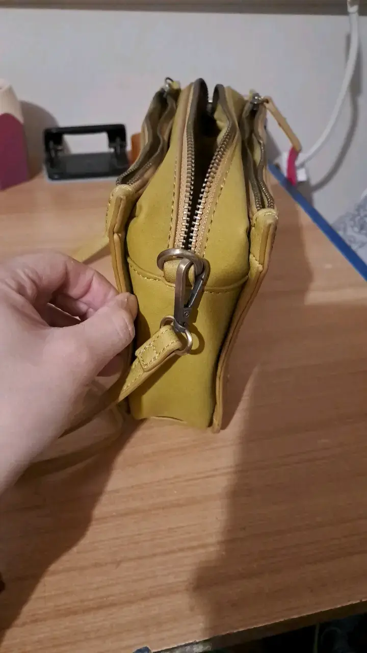 Cartera amarilla con diseño perforado - 5