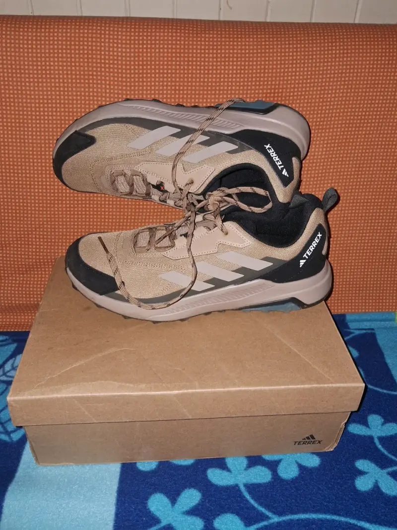 Zapatillas Adidas Terrex beige para trekking
