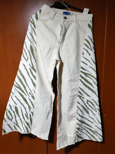 Pantalones acampanados con estampado de cebra - miniatura 1