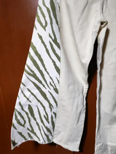 Pantalones acampanados con estampado de cebra - miniatura 2