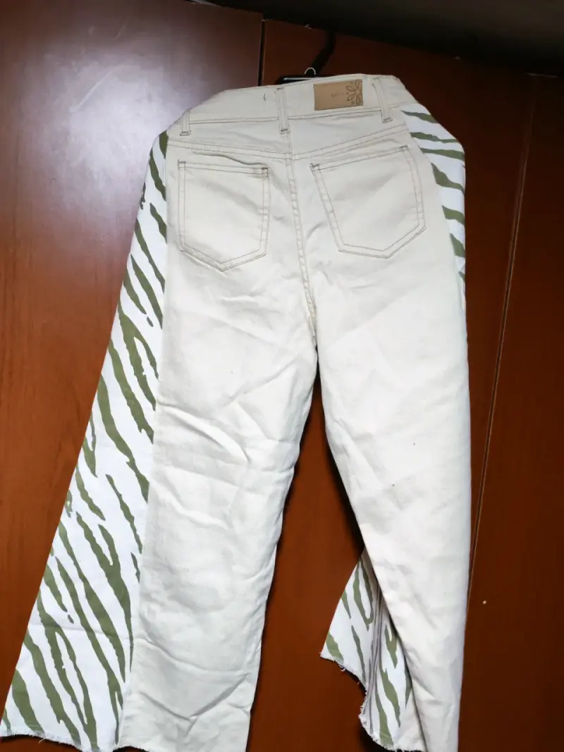 Pantalones acampanados con estampado de cebra - 4