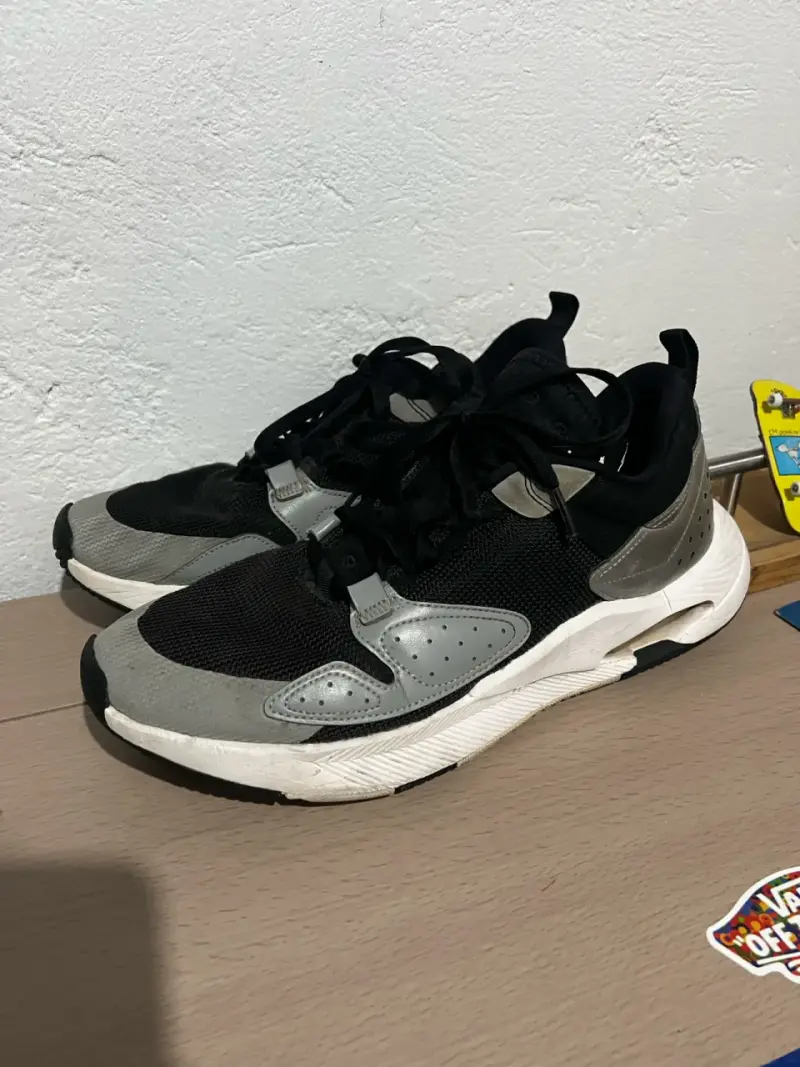 Zapatillas deportivas negras y grises - 1