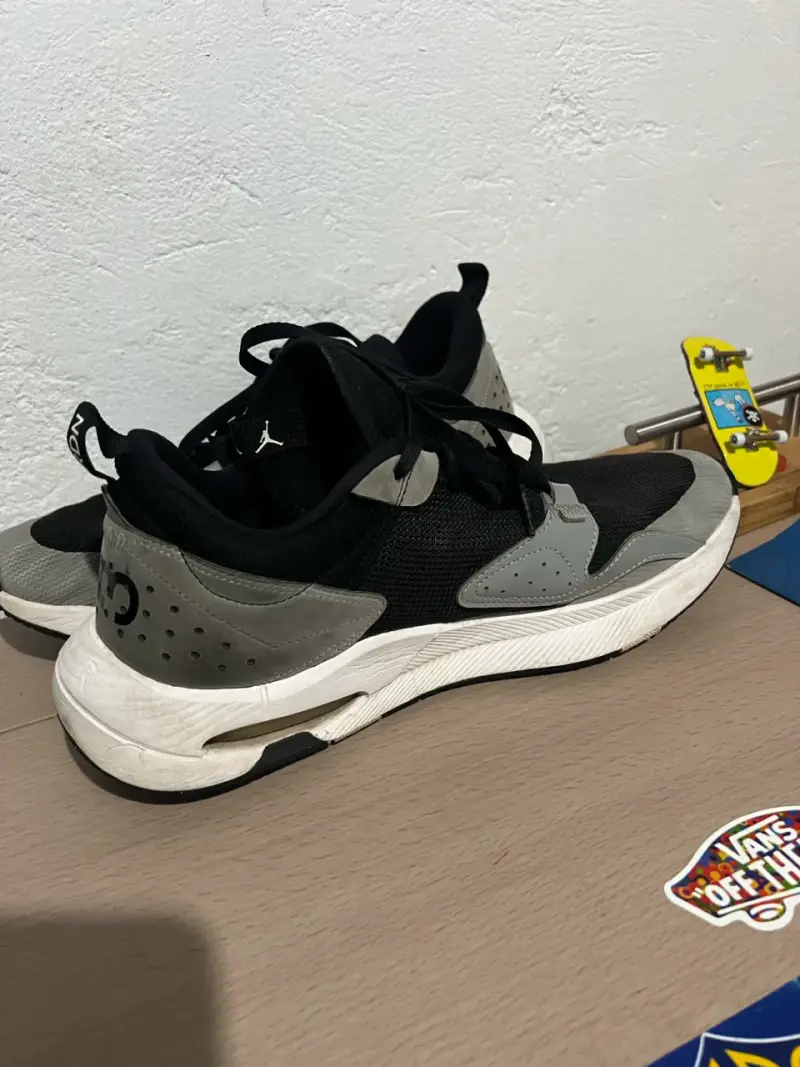 Zapatillas deportivas negras y grises - 2
