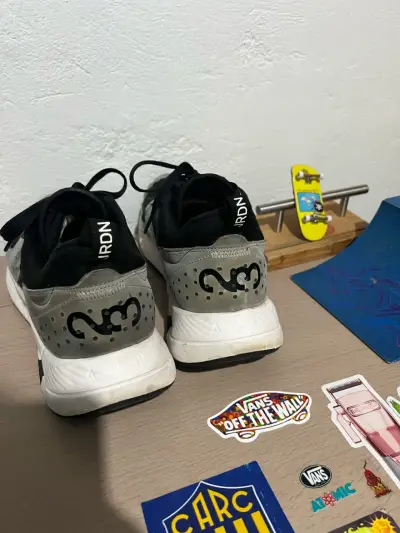 Zapatillas deportivas negras y grises - miniatura 3