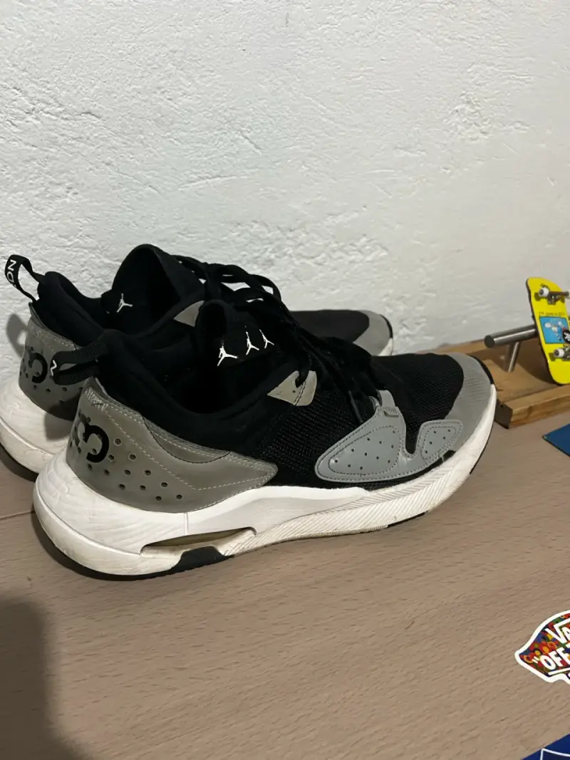 Zapatillas deportivas negras y grises - 4