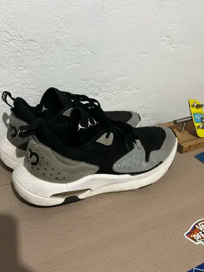 Zapatillas deportivas negras y grises - miniatura 4