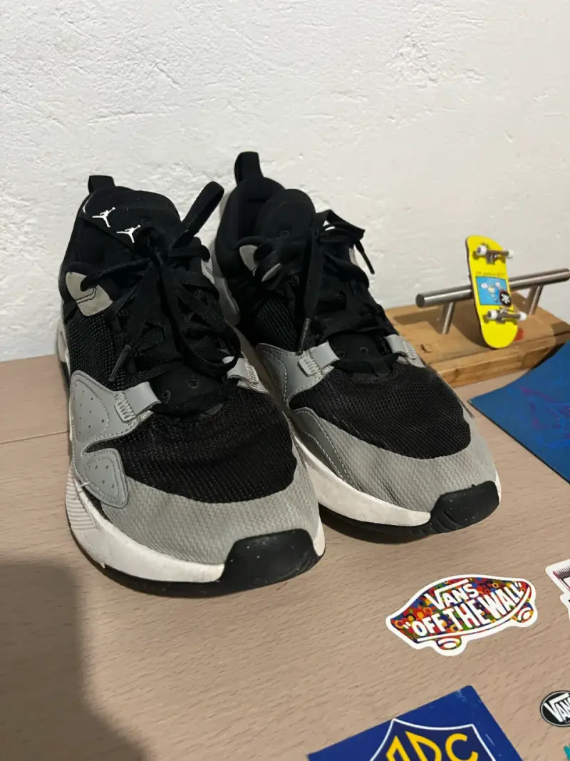 Zapatillas deportivas negras y grises - 5