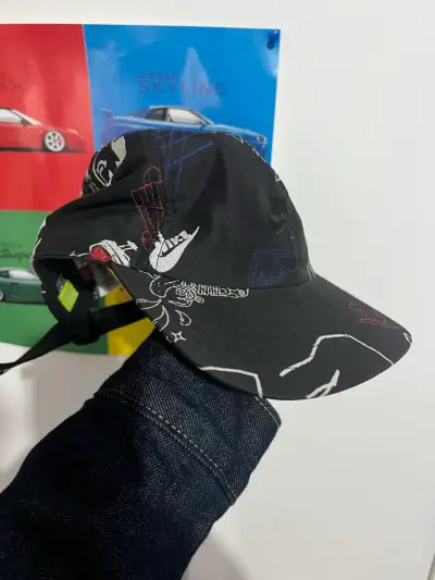 Gorra Nike negra con diseño gráfico - miniatura 1