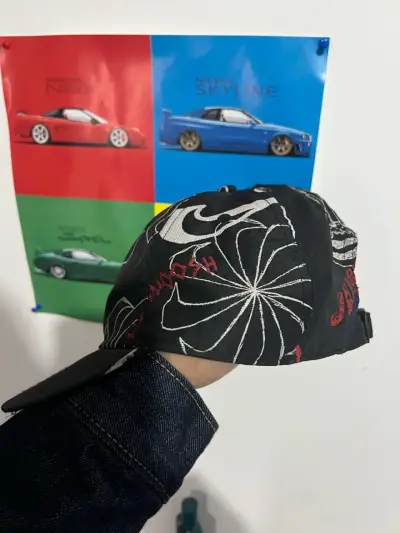 Gorra Nike negra con diseño gráfico - miniatura 2