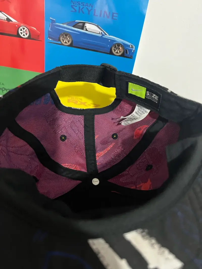 Gorra Nike negra con diseño gráfico - 4