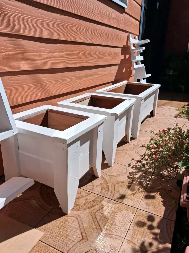 Maceteros de madera blancos - 1