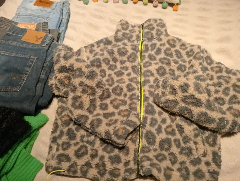 Chaqueta de peluche con estampado animal print - 1