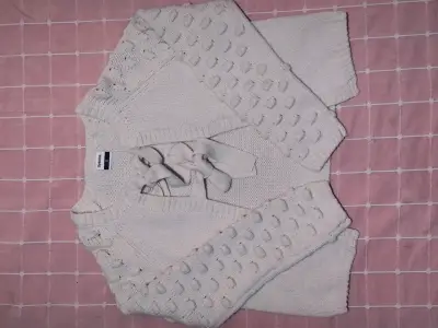 Chaleco tejido blanco con lazos - miniatura 1