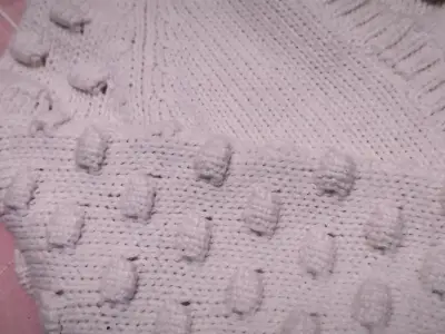 Chaleco tejido blanco con lazos - miniatura 3