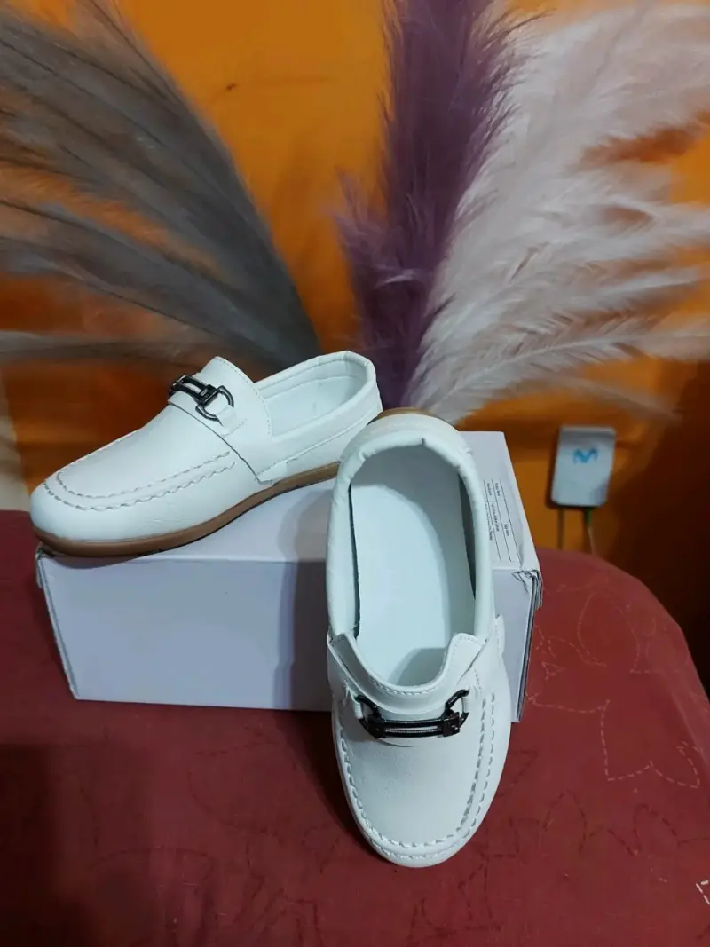 Mocasines blancos de cuero para hombre