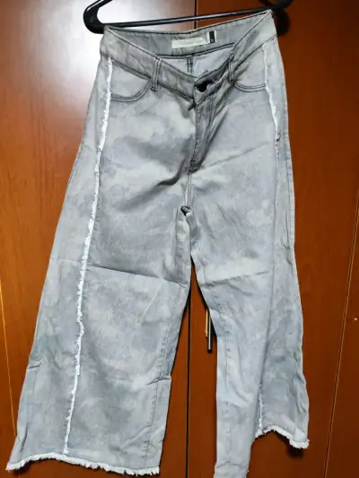 Jeans anchos grises con diseño desgastado - miniatura 1