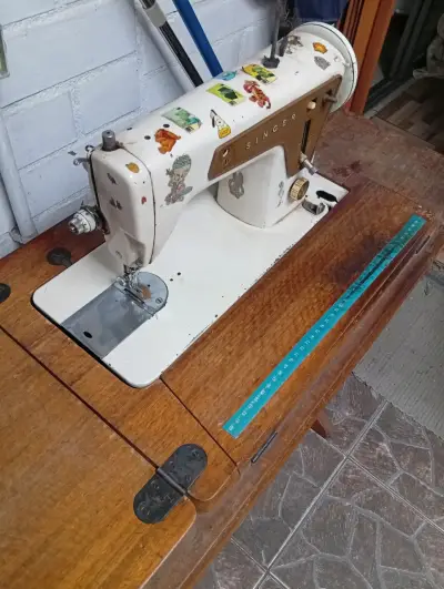 Máquina de coser Singer antigua con mesa - miniatura 1