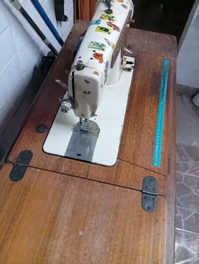 Máquina de coser Singer antigua con mesa - miniatura 2