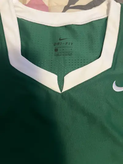 Polera deportiva Nike Dri-FIT verde - miniatura 3