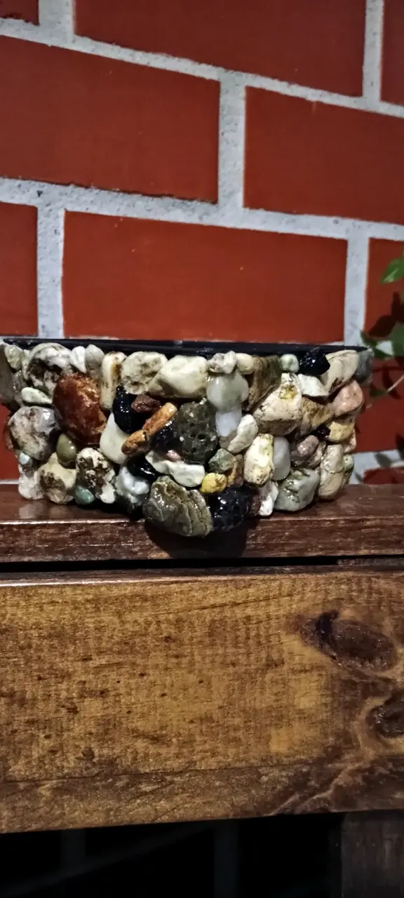 Macetero decorativo con piedras naturales - 1