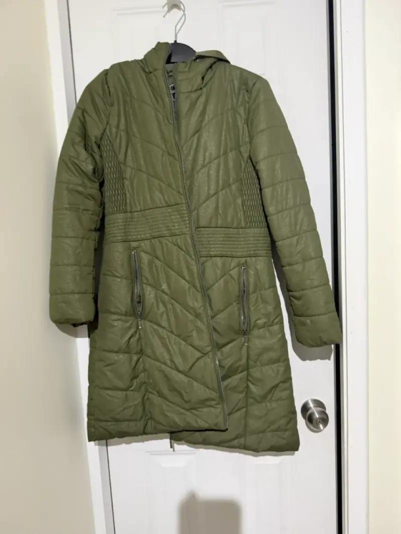 Abrigo acolchado verde con capucha