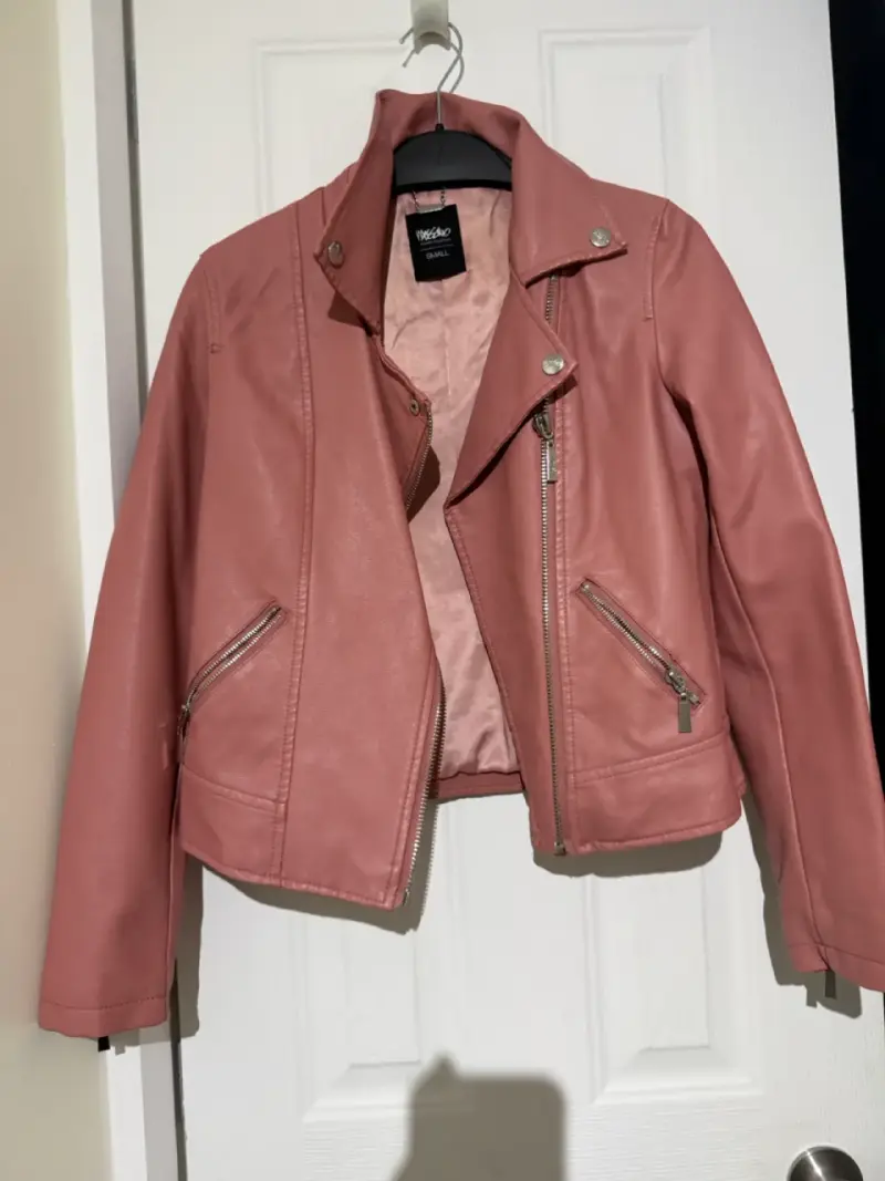 Chaqueta de cuero rosada estilo biker