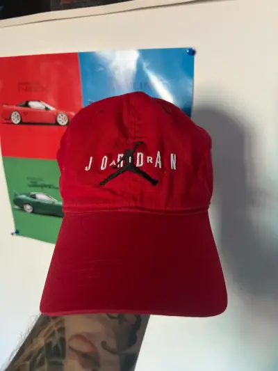 Gorra roja Jordan con logo bordado - miniatura 1