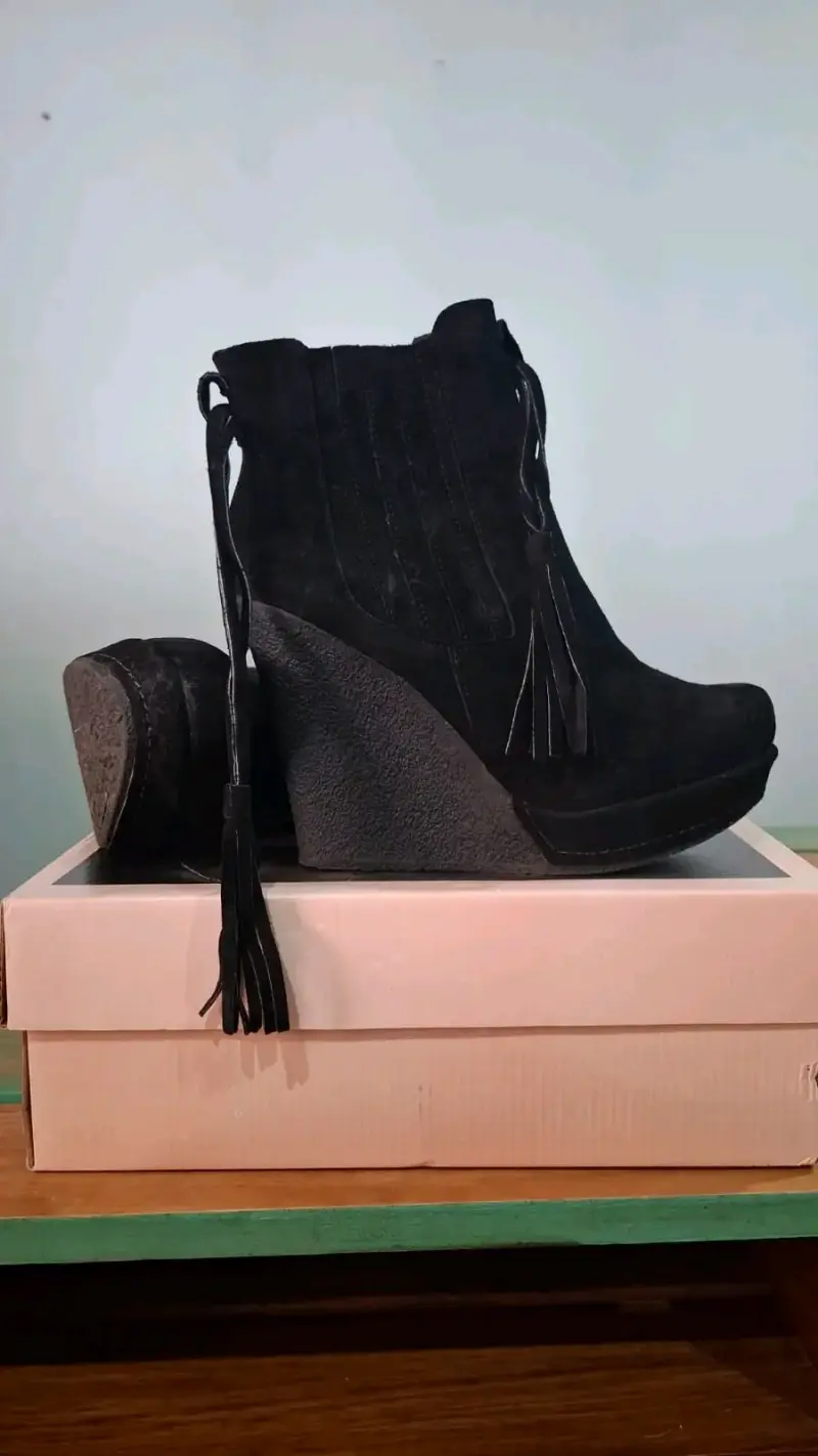 Botines negros con plataforma y flecos